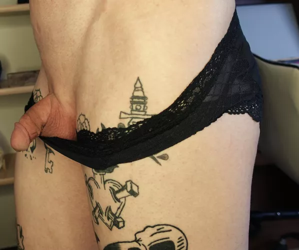 (33) Feeling thirsty this Thursday…send nudes 🍆