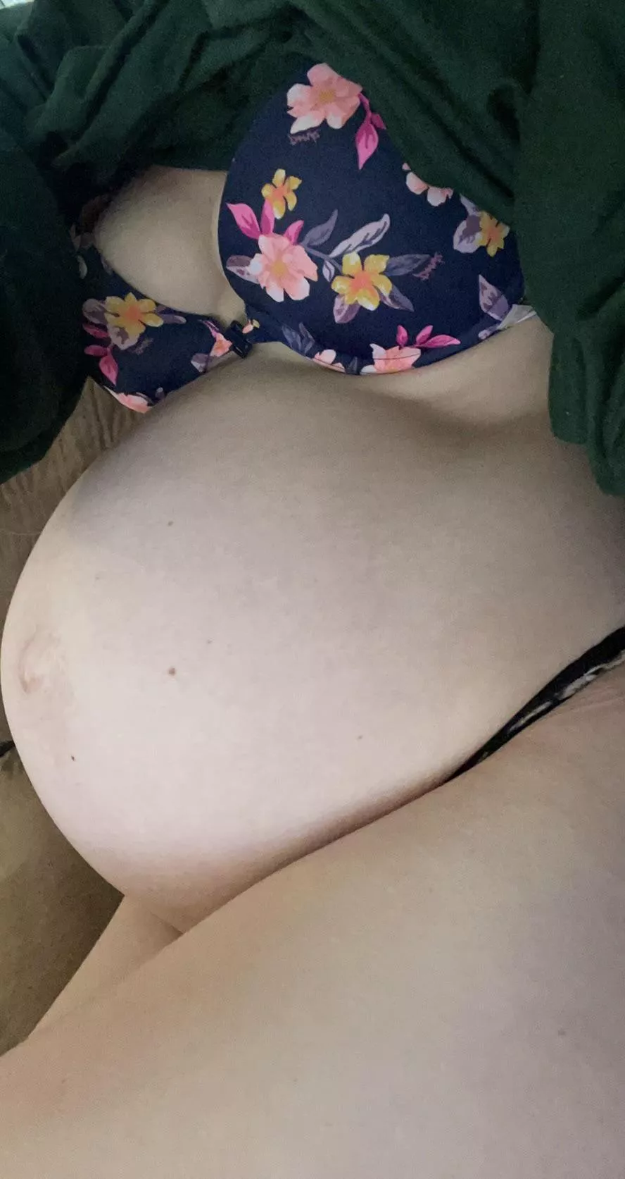 35 weeks, do you think I can get any bigger? I feel like I’m gonna pop😓