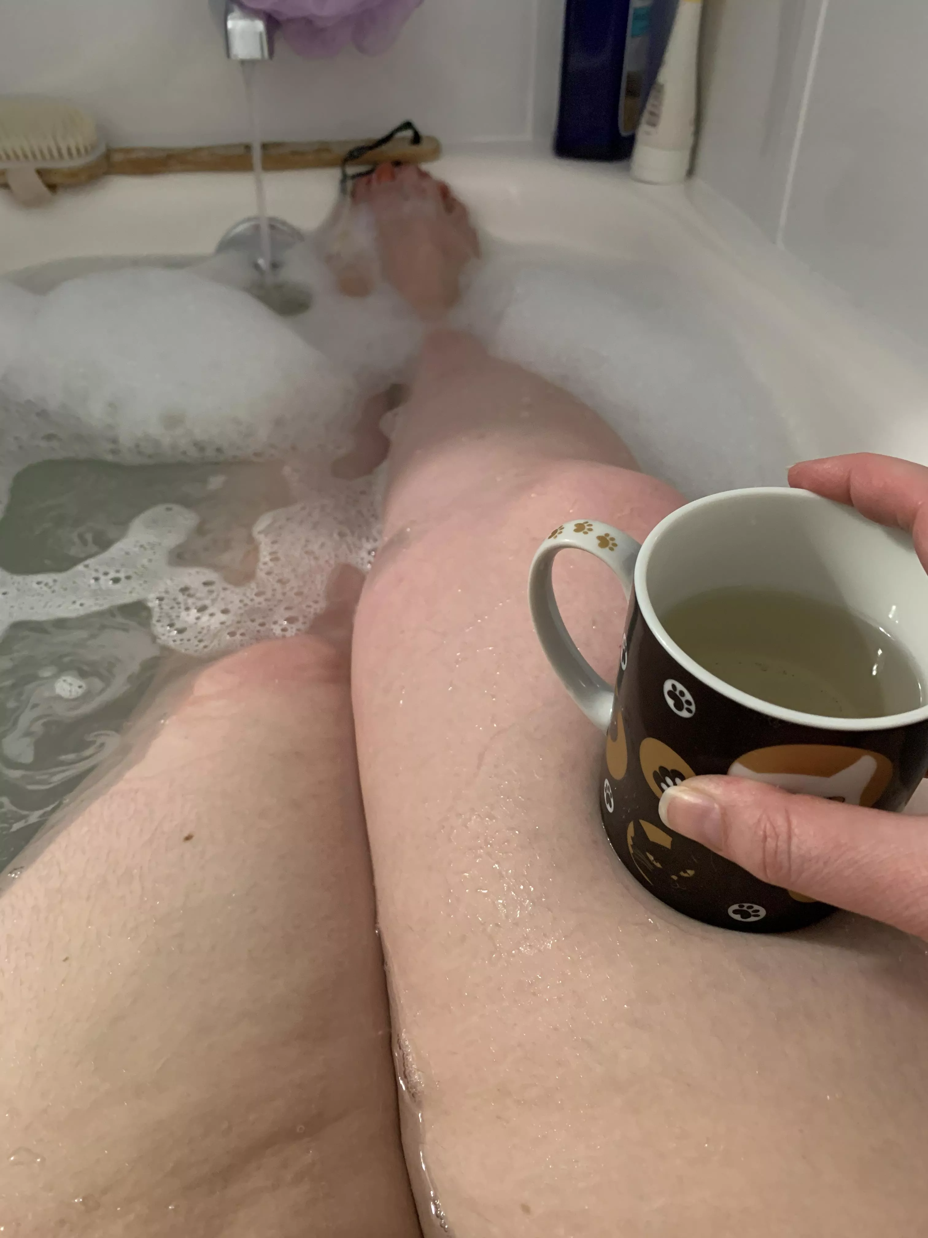 39F, 340, 5’ 4”. First post in a minute. Not the most revealing but still kind of nice.