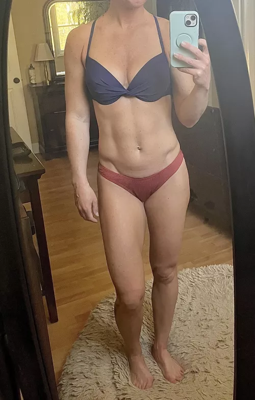 40, [F] Feeling myself this morning. Now for a little sun, and then maybe some tanline pics😎