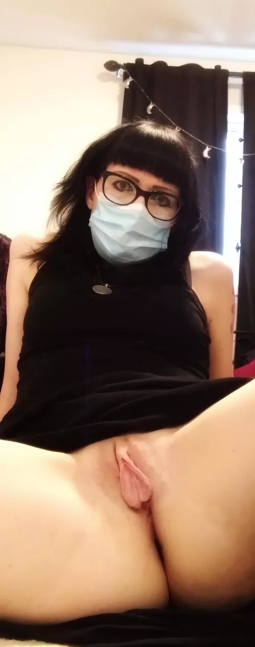 41 (f) Anyone a fan of big pussy lips? 🥺