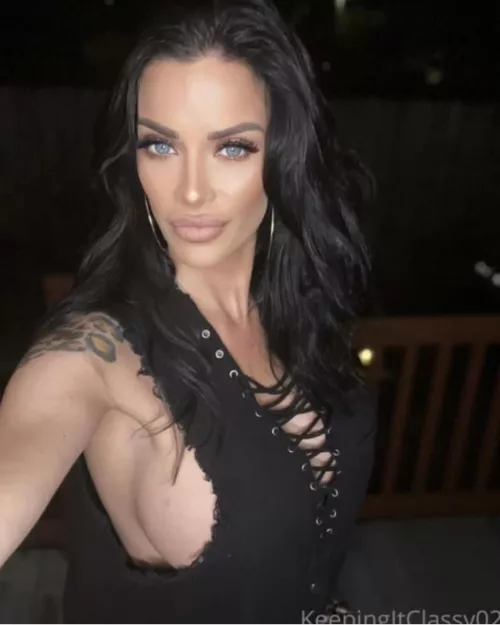 43yo Lauren Sky!! Love the sight of her side boob!!