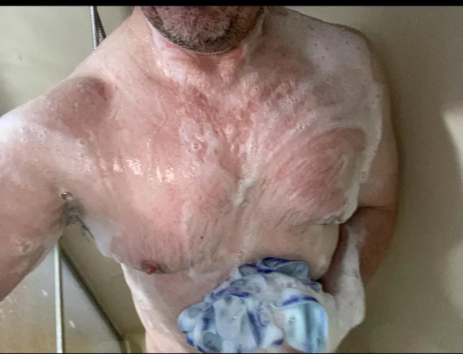 (47) Daddy is looking for a Mommy to get clean with…send a chat and bring your loofa!