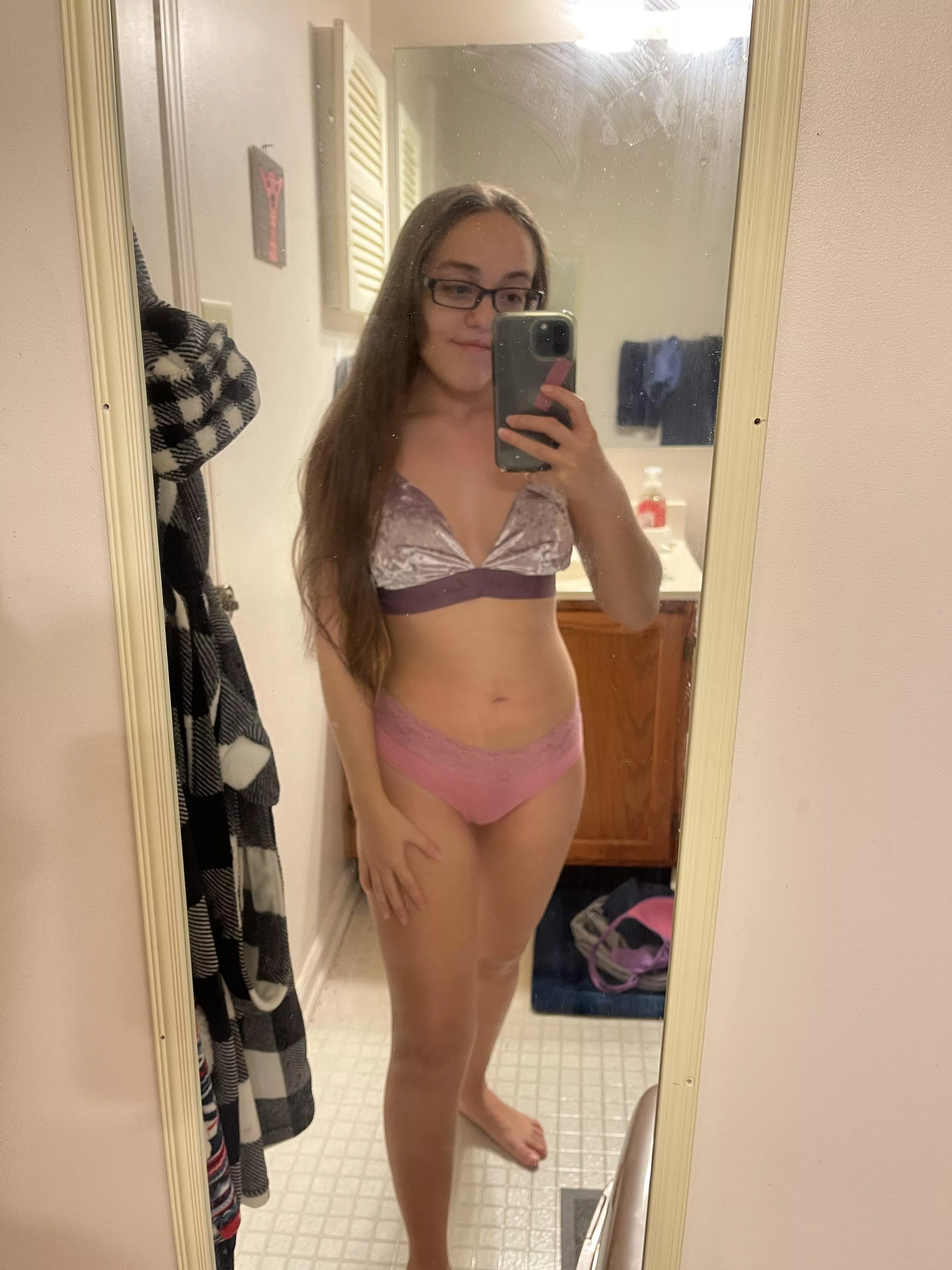 4’8 petite am I your type? 💓