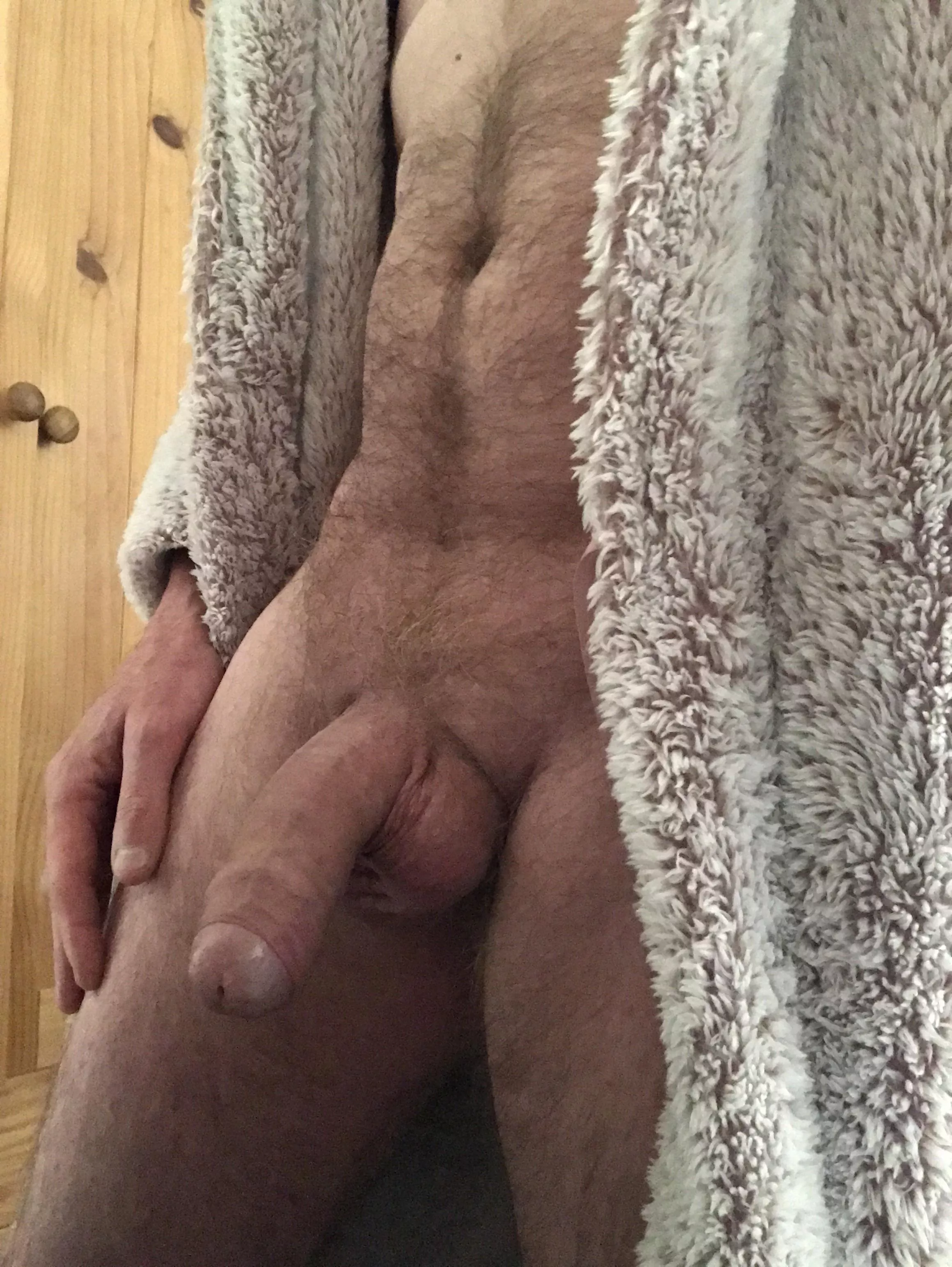 [55] I answer the door like this. Do you avert your gaze?