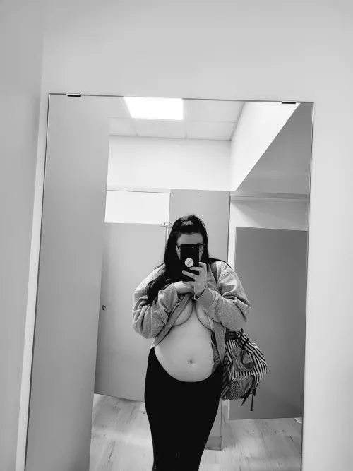 5.5 month belly & underboob