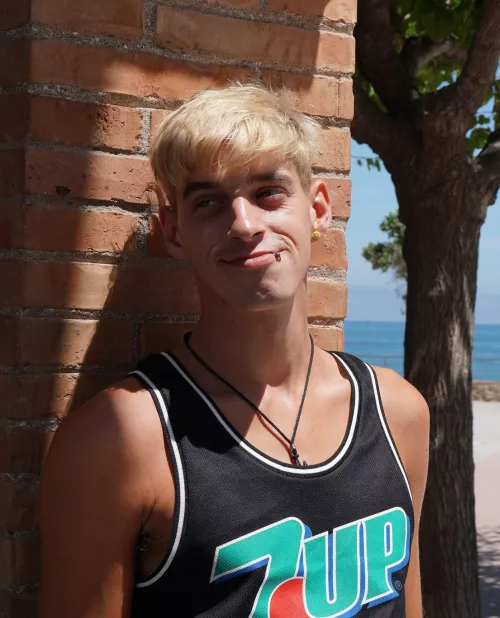 7up, open to sponsorship, get in touch, I have like no marketable skills or anything but I look alright with decent lighting š