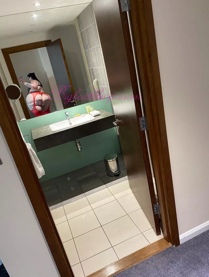 82” mirror image 🍑