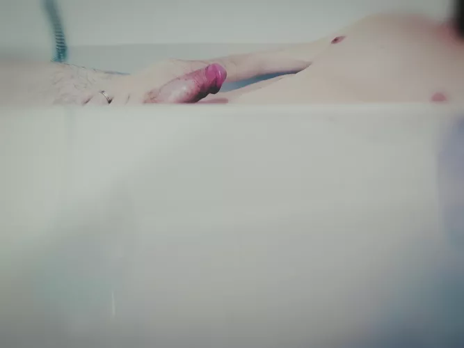 A glimpse of a chillin hot bath