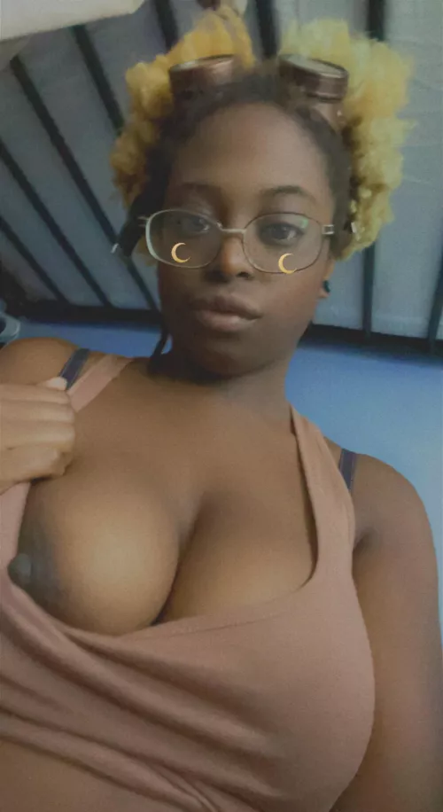 A little afternoon titty 😋