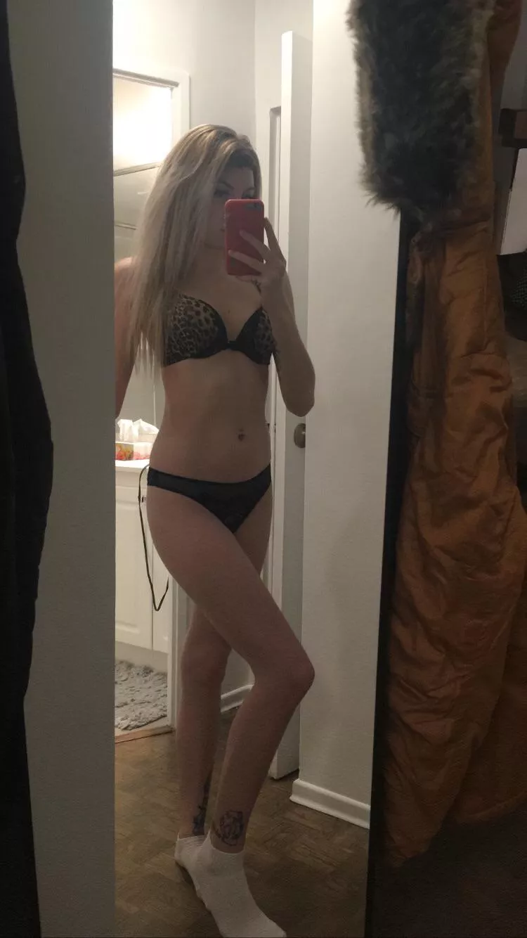 Add my new instagram: blondieloveee ,,, whos single?