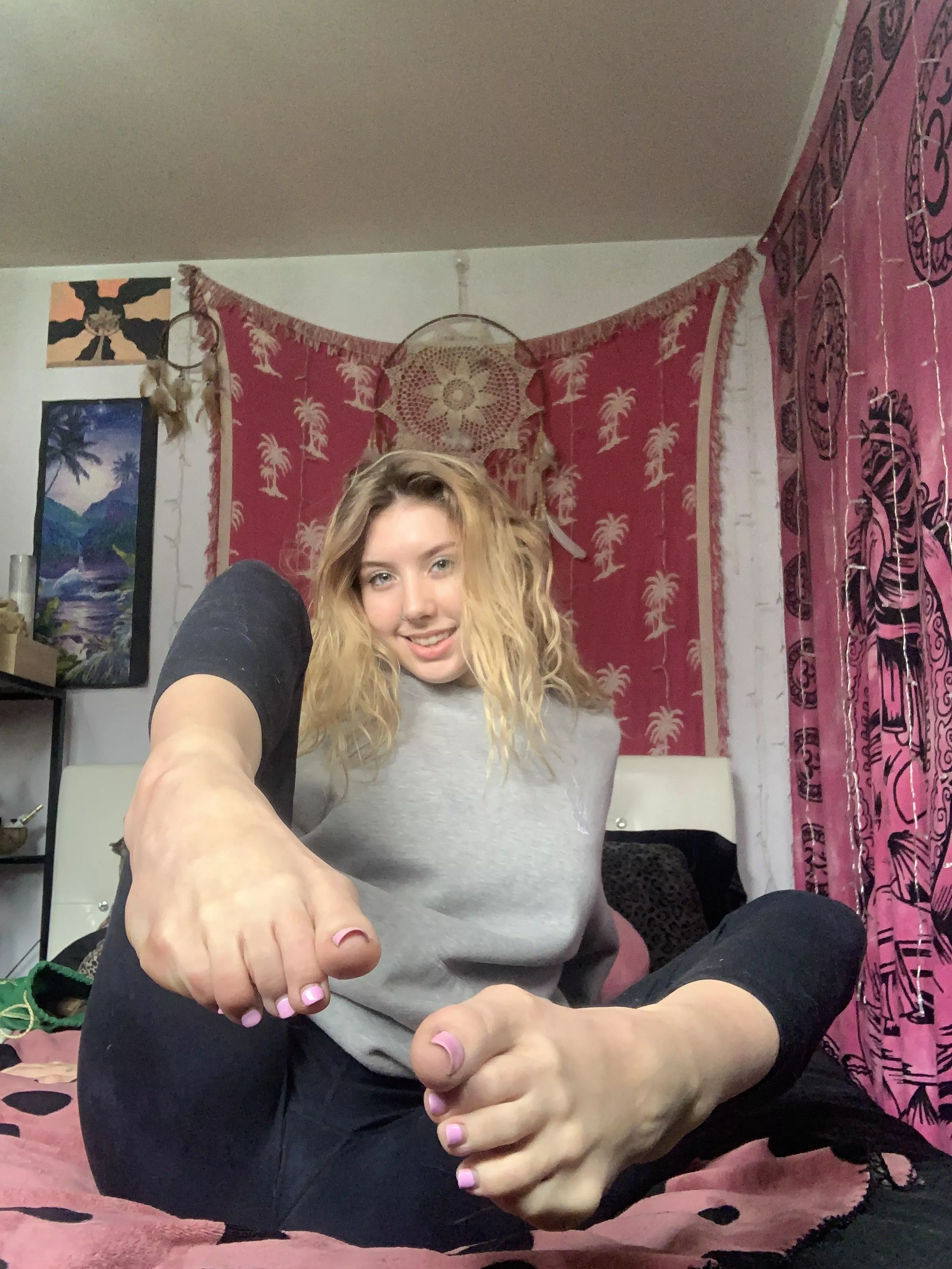 Admire my feet, your brain was already telling you the same thing 🥰