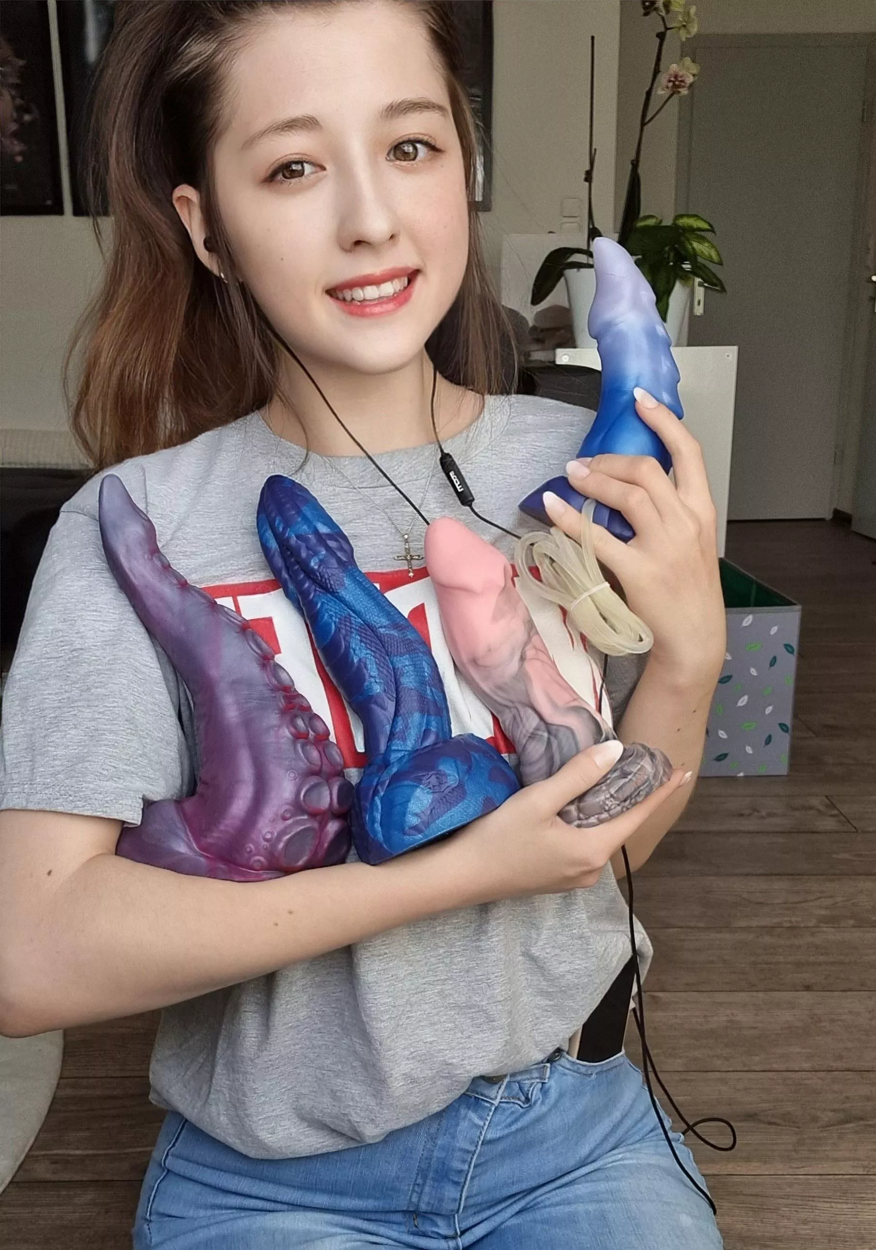 After years I finally took the plunge and got my first Bad Dragon toys, I think I might have a new addiction 🥺