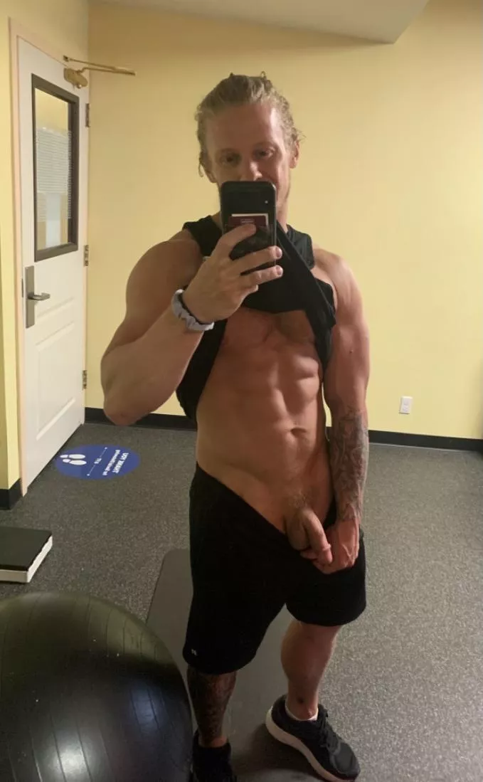 all alone in the hotel gymπͺπ»π all alone in the hotel gymπͺπ»π