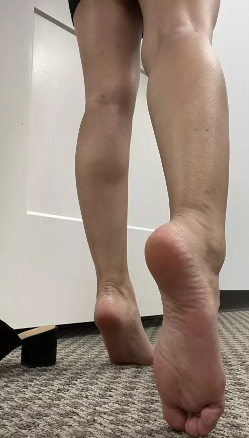 All this work is making my feet lonely… why don’t u follow me to the break room and help me with my little problem by sucking on my toes 😩