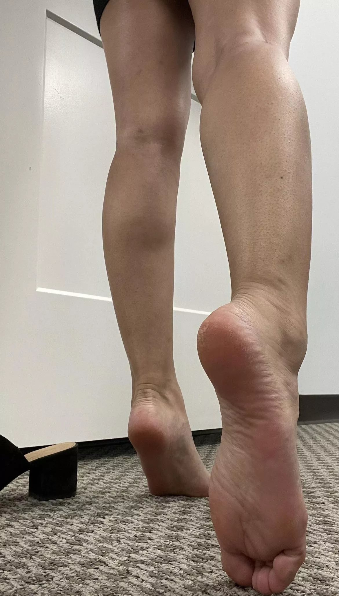 All this work is making my feet lonely… why don’t u follow me to the break room and help me with my little problem by sucking on my toes 😩