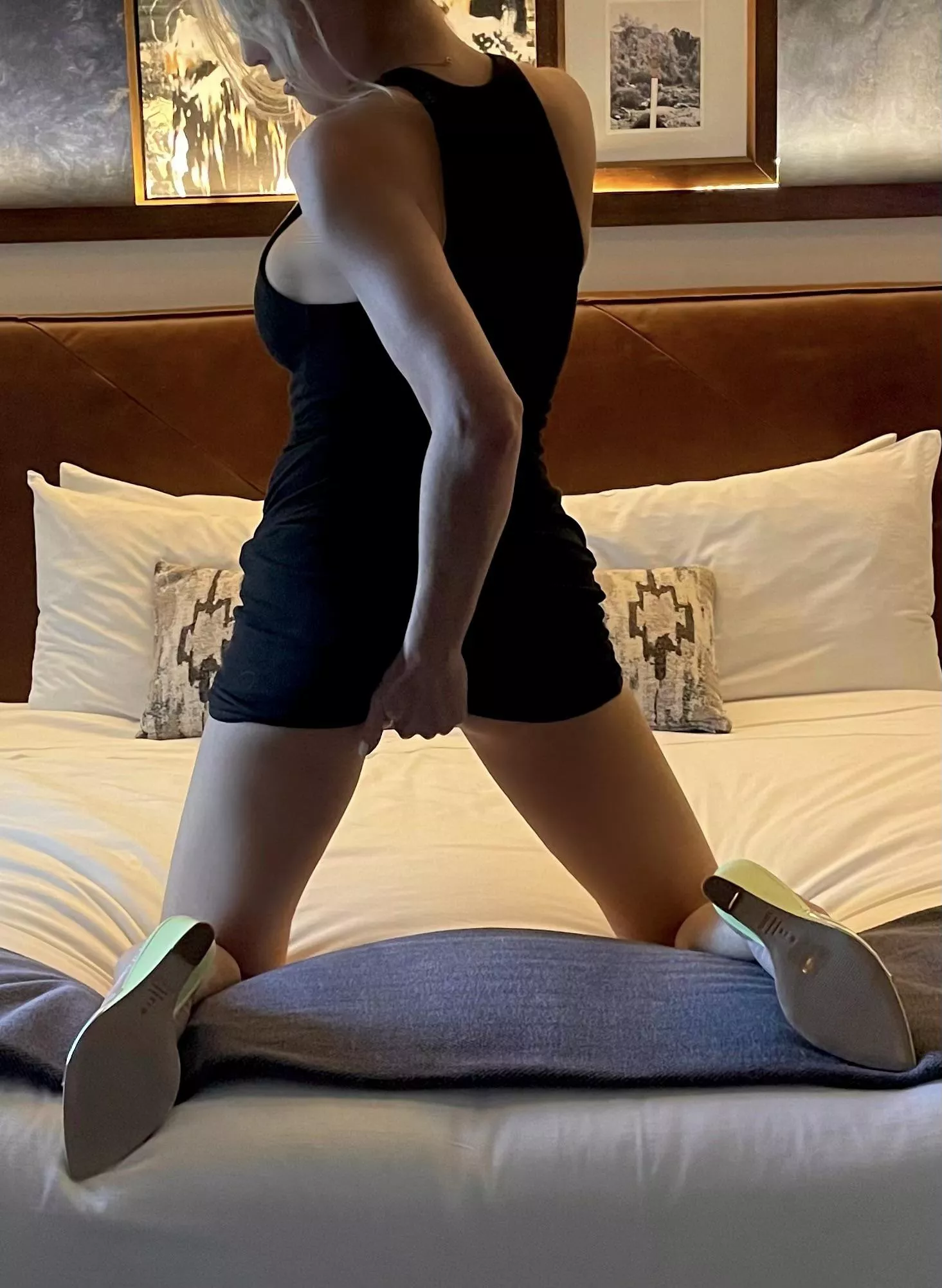 Alone in my hotel room after a night out makes me feel…naughty 😉🖤