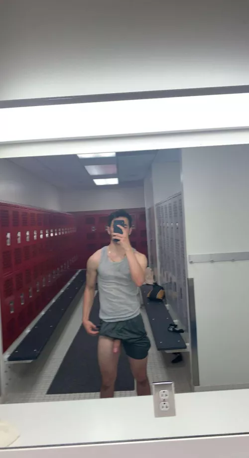 always getting my cock out at the gym 🤫