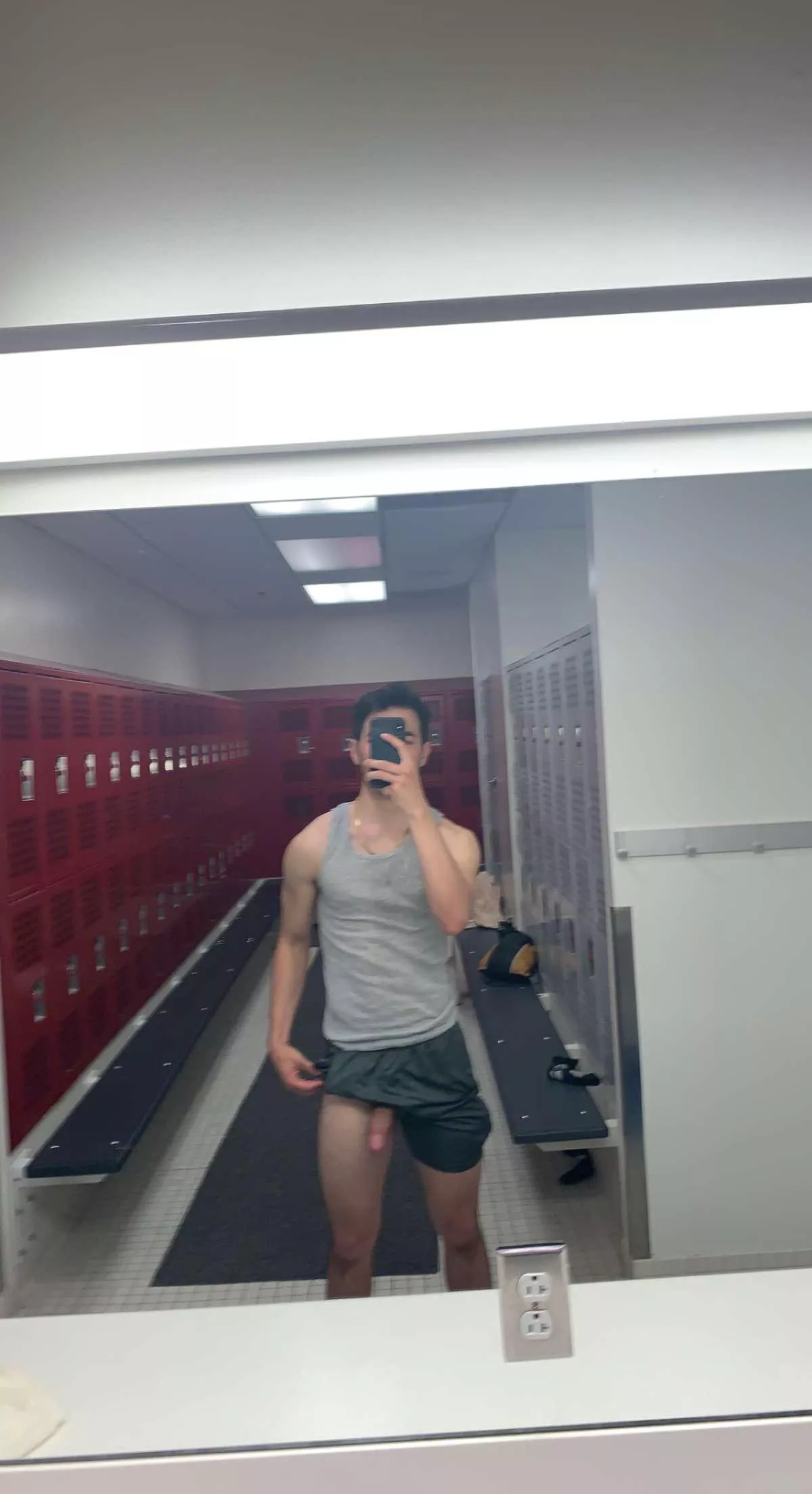 always getting my cock out at the gym 🤫
