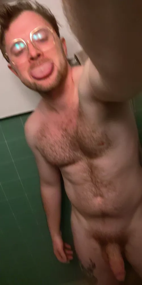 Am I an otter? I love to snap strangers here and there 😈 (M 26 USA)