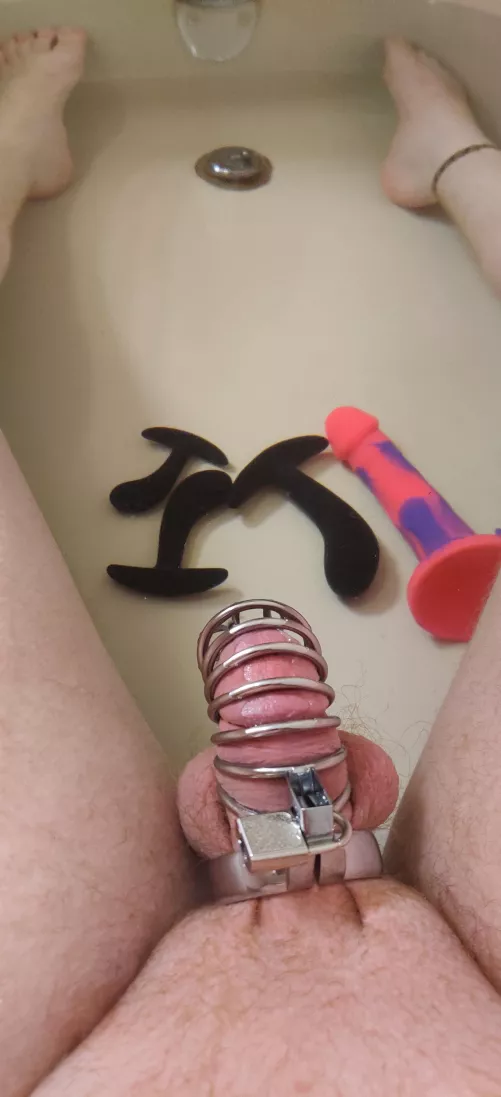 anal-whore-only butt slut bathtimeee! i can feel my manliness being sucked away from me 🥰