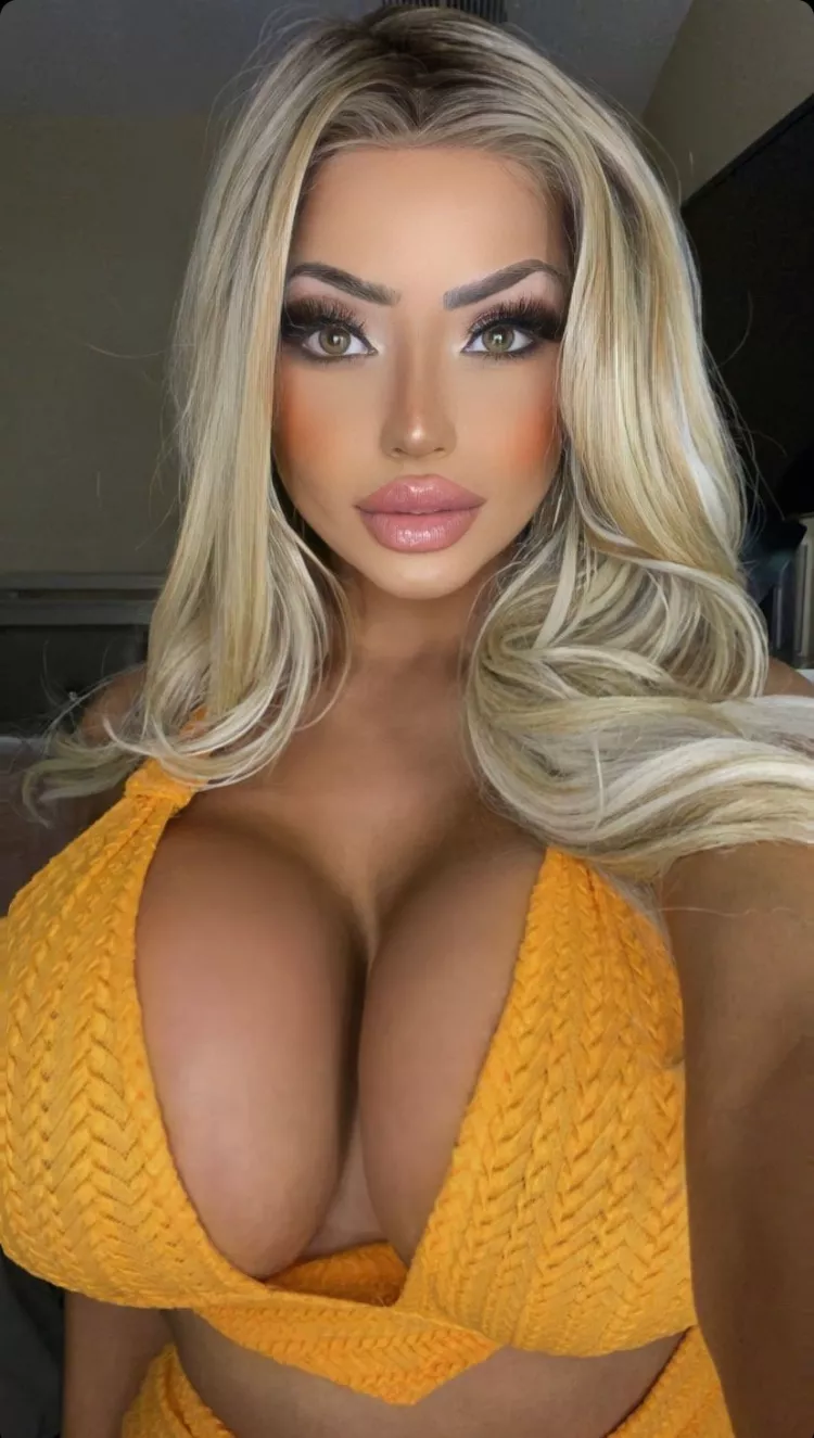 Andrea is gorgeous 😍