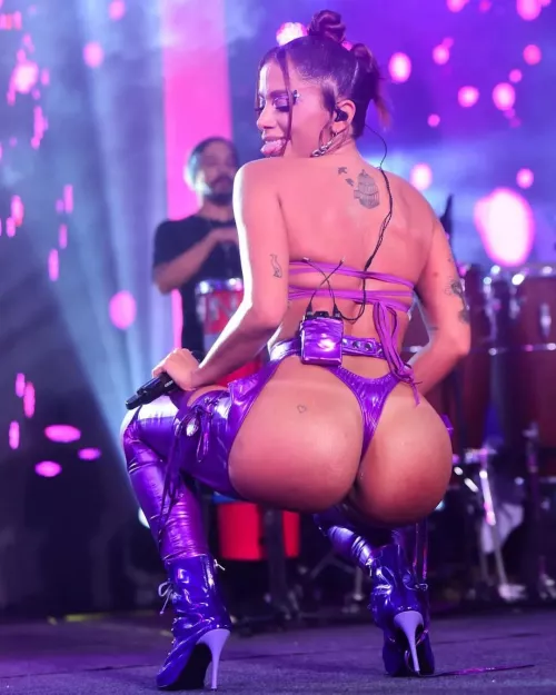 Anita showing pretty much everything