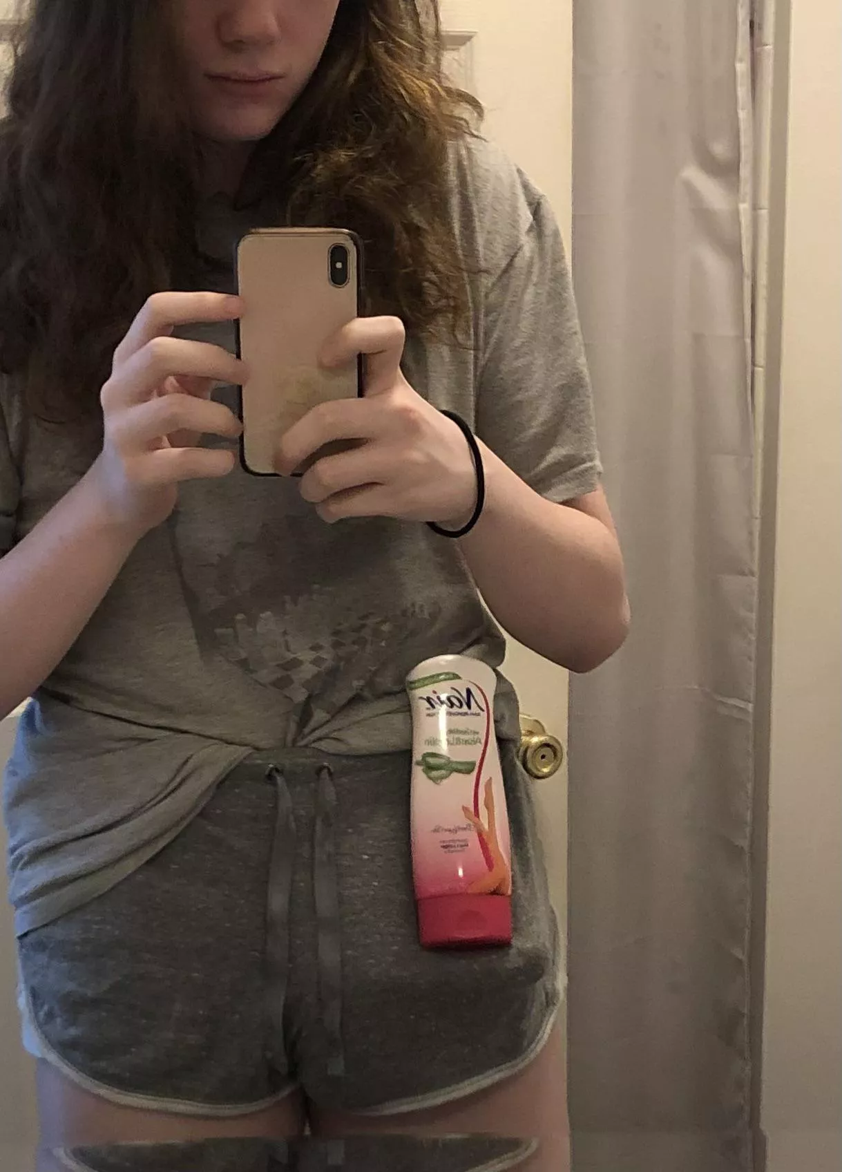 Any curious str8 bous wish they could peak under my shorts?? 😜🍆💦💦