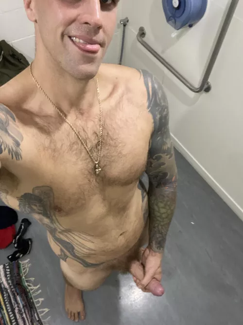 Any ladies wanna play in the gym bathroom with a 6’5” tall kiwi guy?