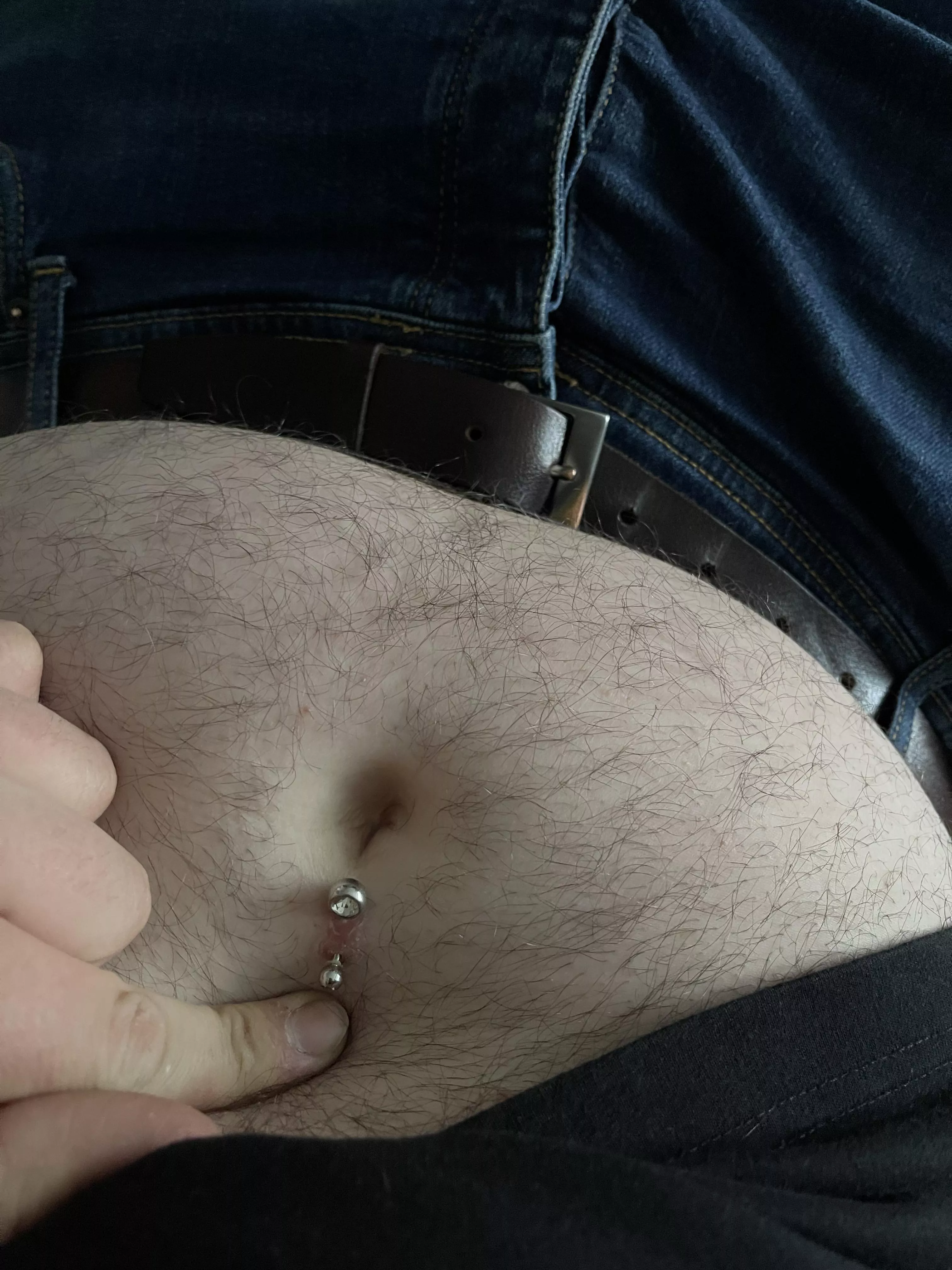 Any UK gals in here that are genuinely into belly buttons?