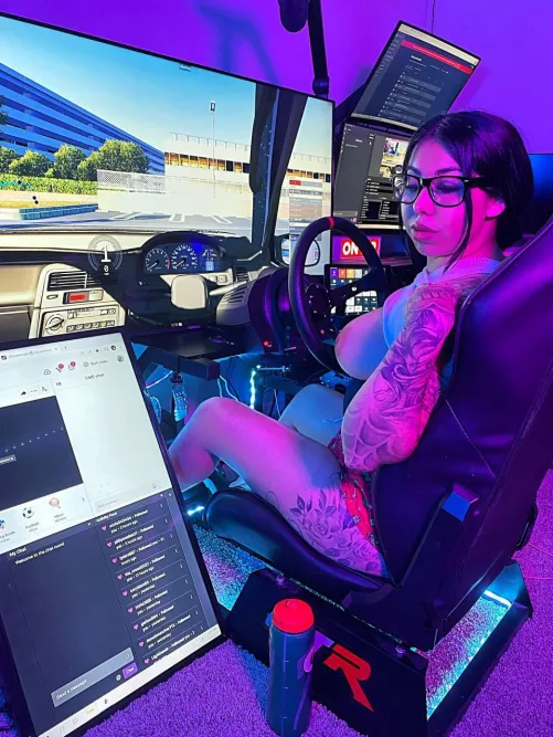 Anyone into sim racing? Or tits š
