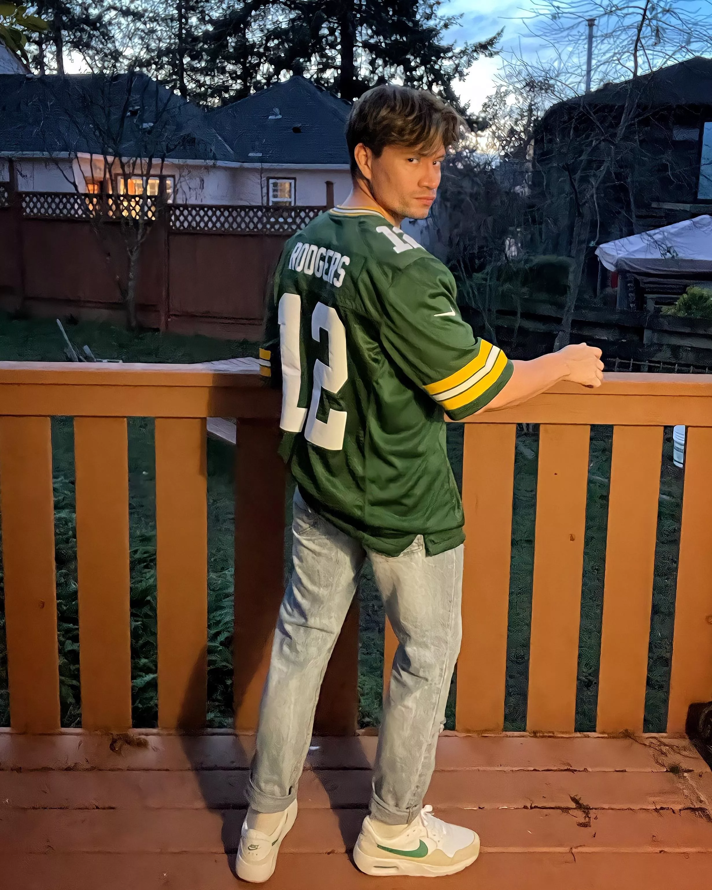 Anyone into watch some football and chill with me? Anyone into watch some football and chill with me?