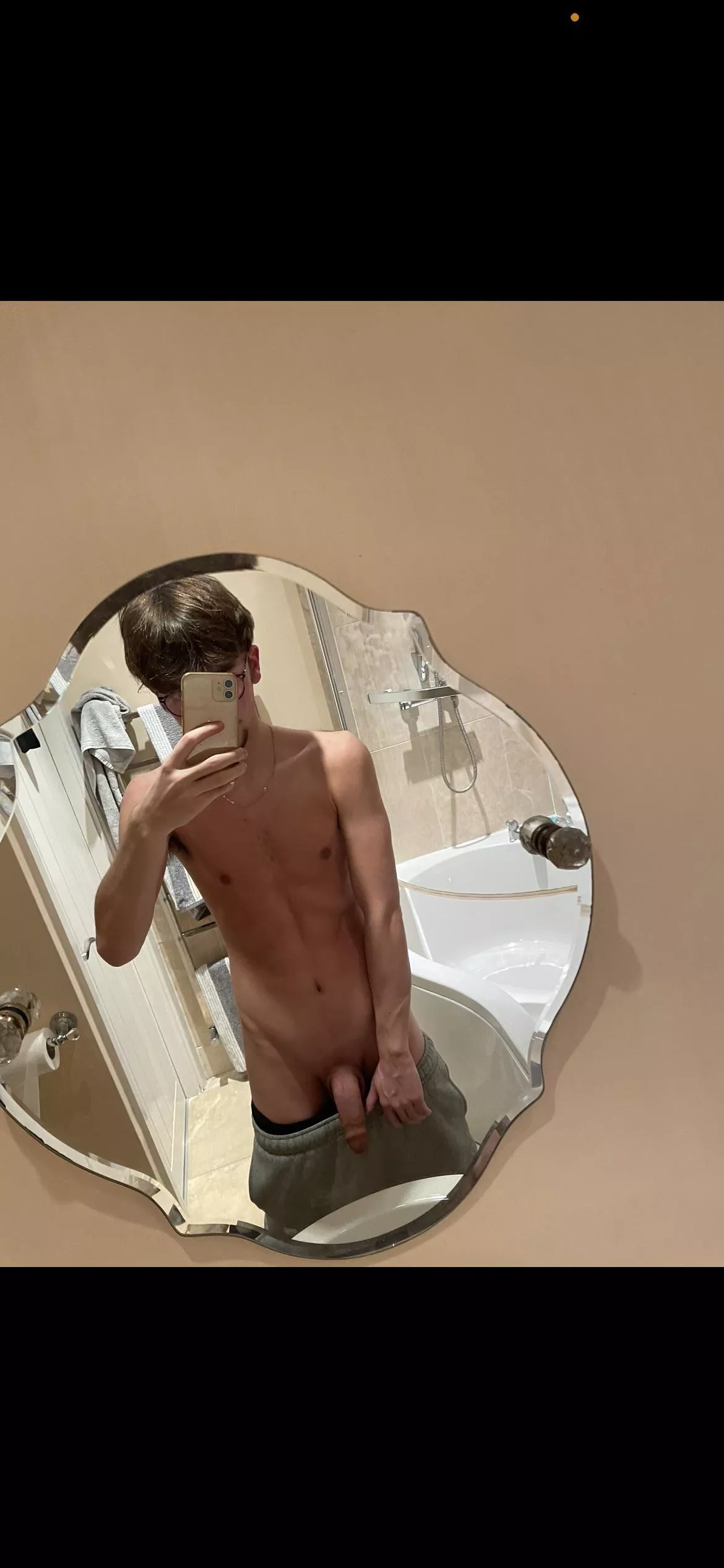 Anyone need a young twink to play with at night? (18)