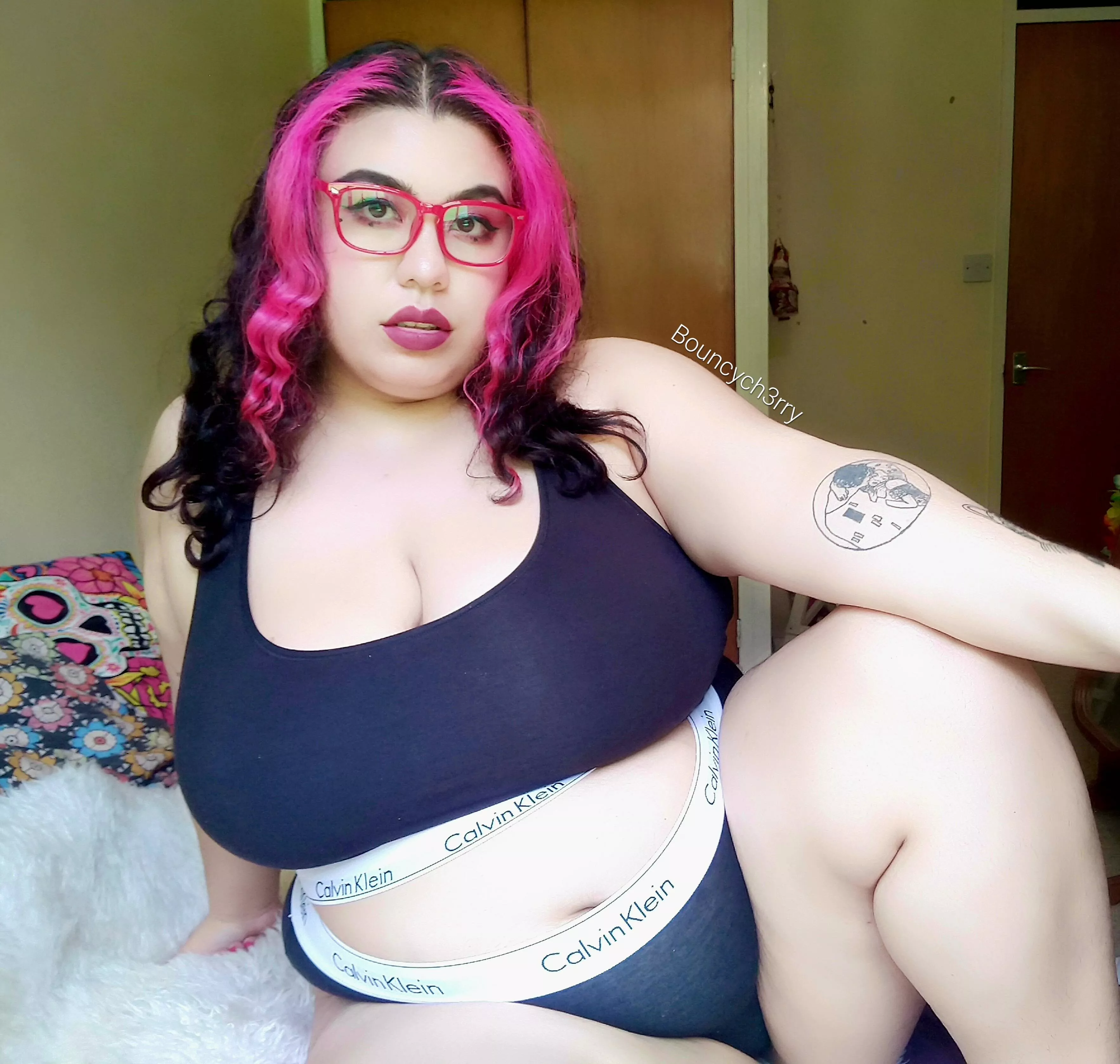 Anyone need some thicc thighs wrapped around them? 💕