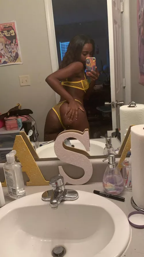 Anyone wanna grab this cute little booty?