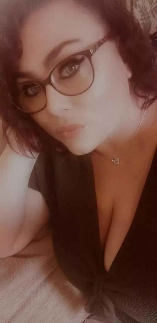 Anyone want to cum tribute my ex she’s curvy with big tits kik me saraz69