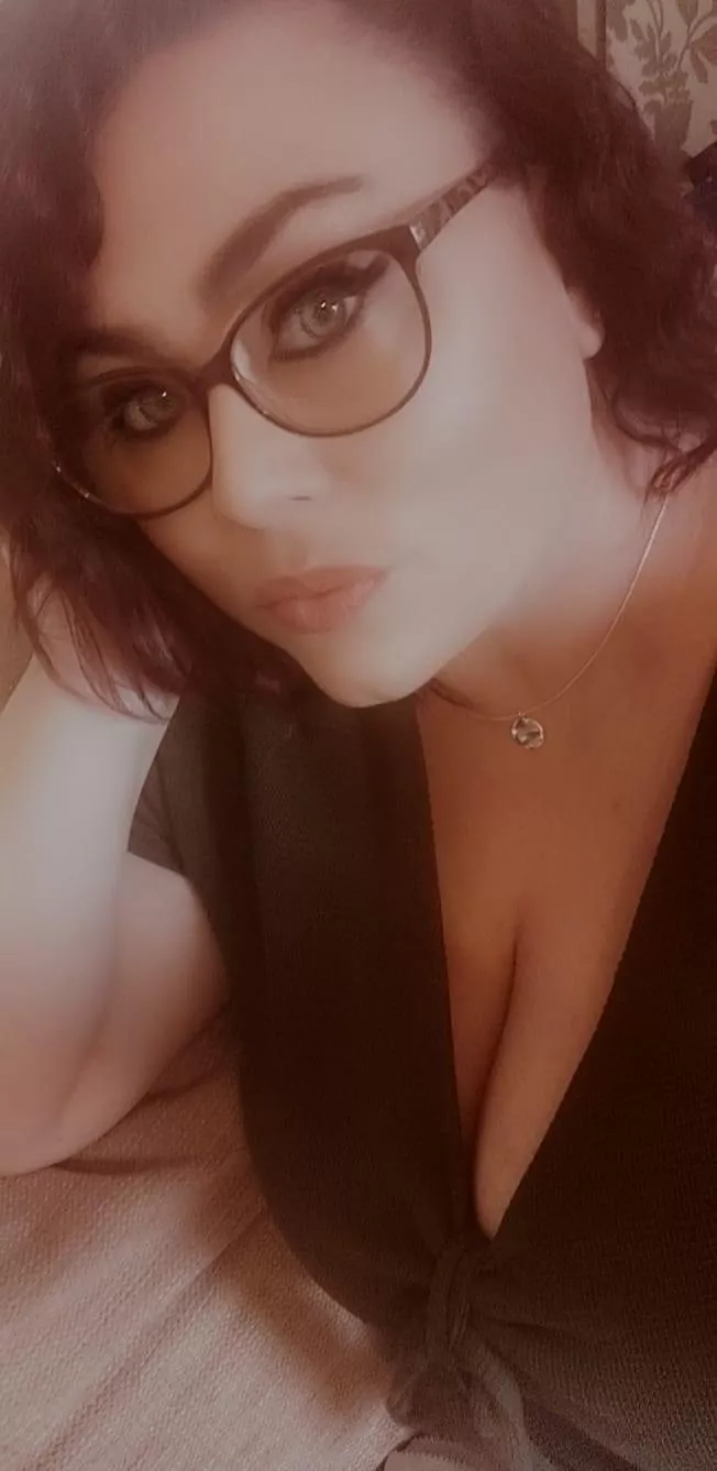 Anyone want to cum tribute my ex she’s curvy with big tits kik me saraz69