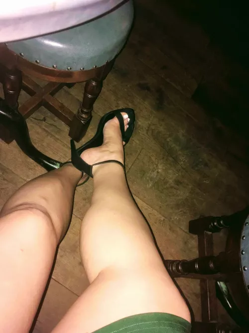 approach me, take me to the toilet and worship them right in this bar 😈