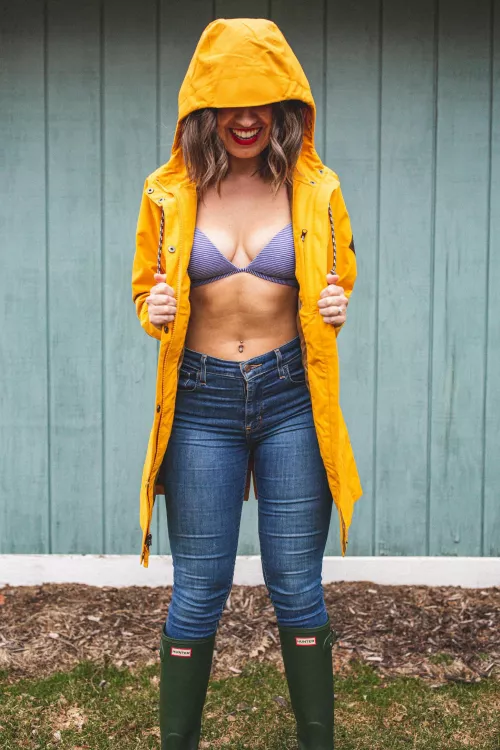 April showers are here ☔️ Cum spend a rainy day with me!