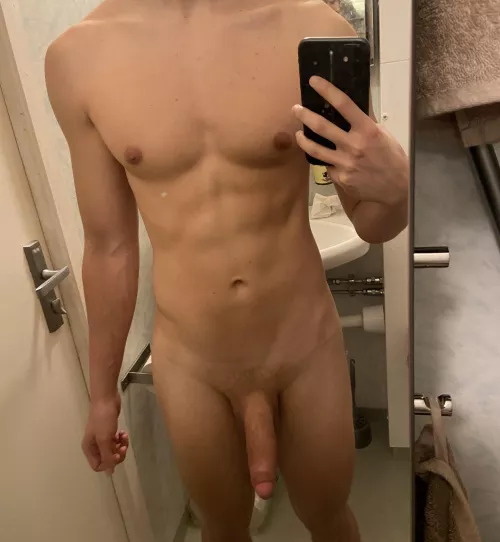 Are twinks meant to be this hung? 😳😳 19m