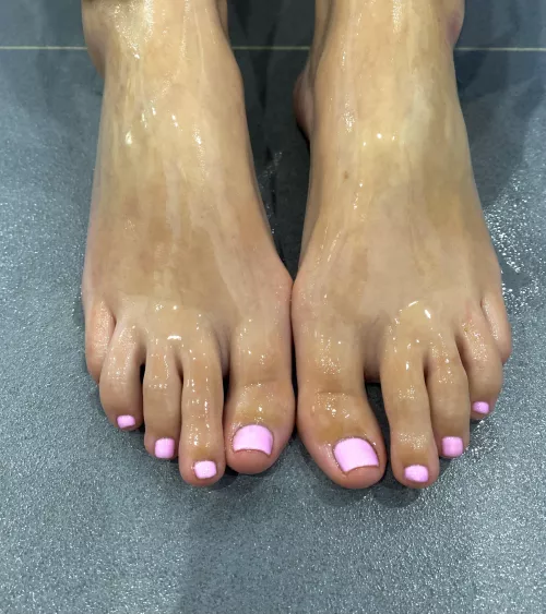 Are you drooling for my oily feet 🤤😈