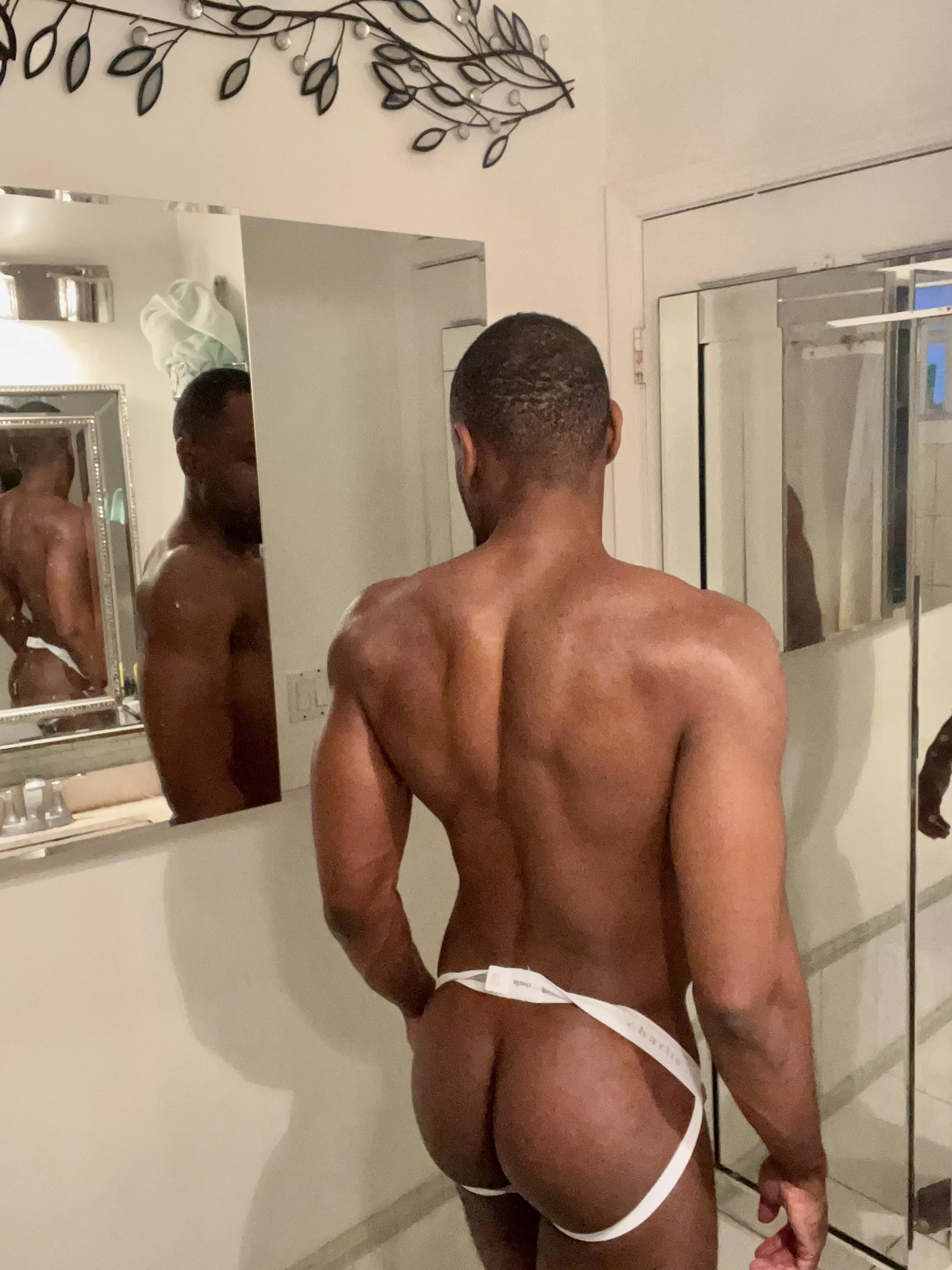 Back is looking jackedddd 😈