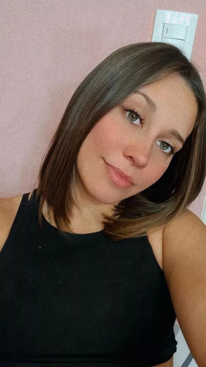 Barely legal 🤫 PE student. Pretty braces w/ a big booty 🏋️‍♀️ GFE 🍐 Good girl with a very naughty side Online all day💦