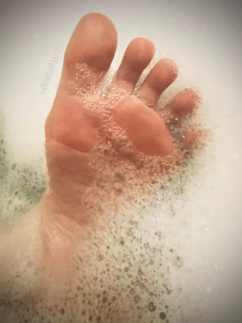 Bath toes! Hehhe 🙊🦶🏻🧼Who wants to splash around with me? 🫧🛁