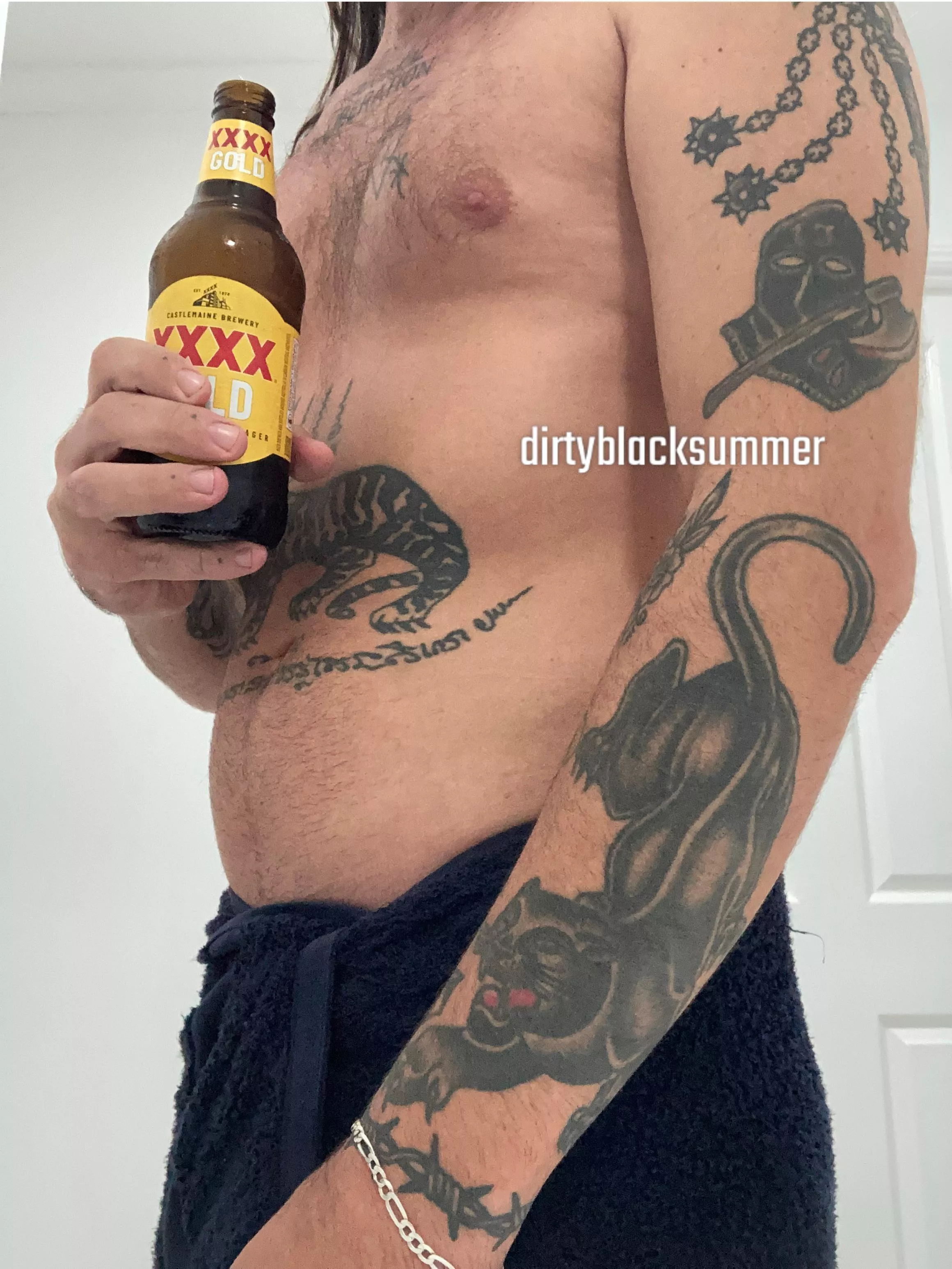 Beer and bold tattoos🖤