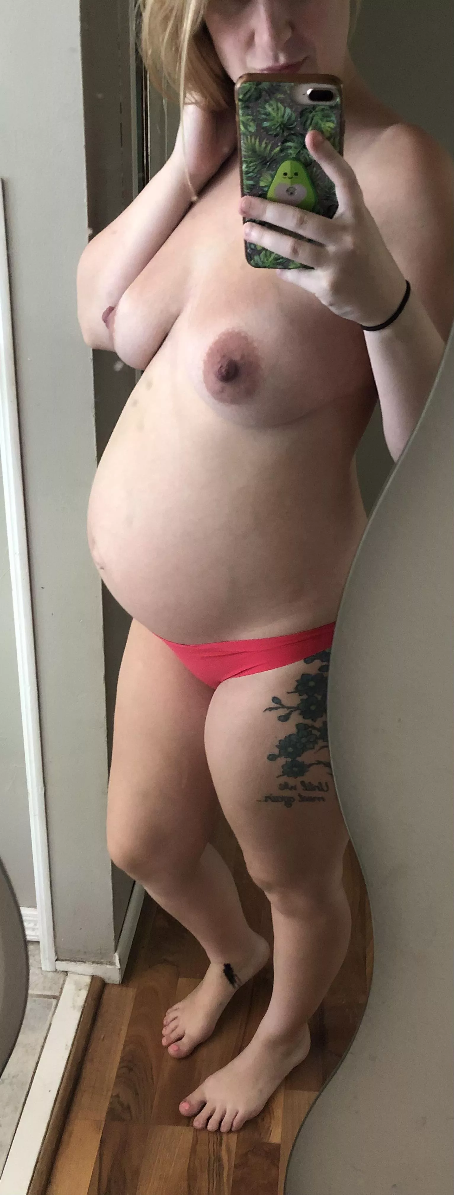 Belly + titties 😘