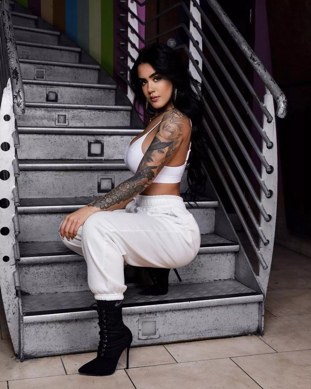 bend me over in the stairs and make me scream... 😇