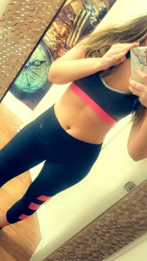 Bend me over, rip my yoga pants off and put a baby in me 😈🤰