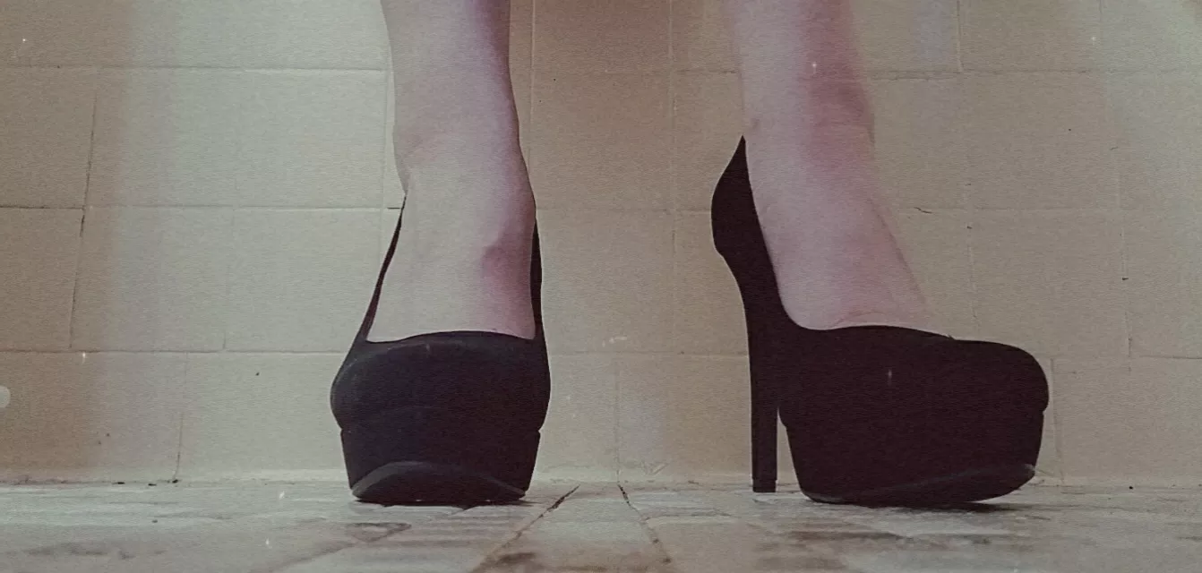 Big heels, smol girl