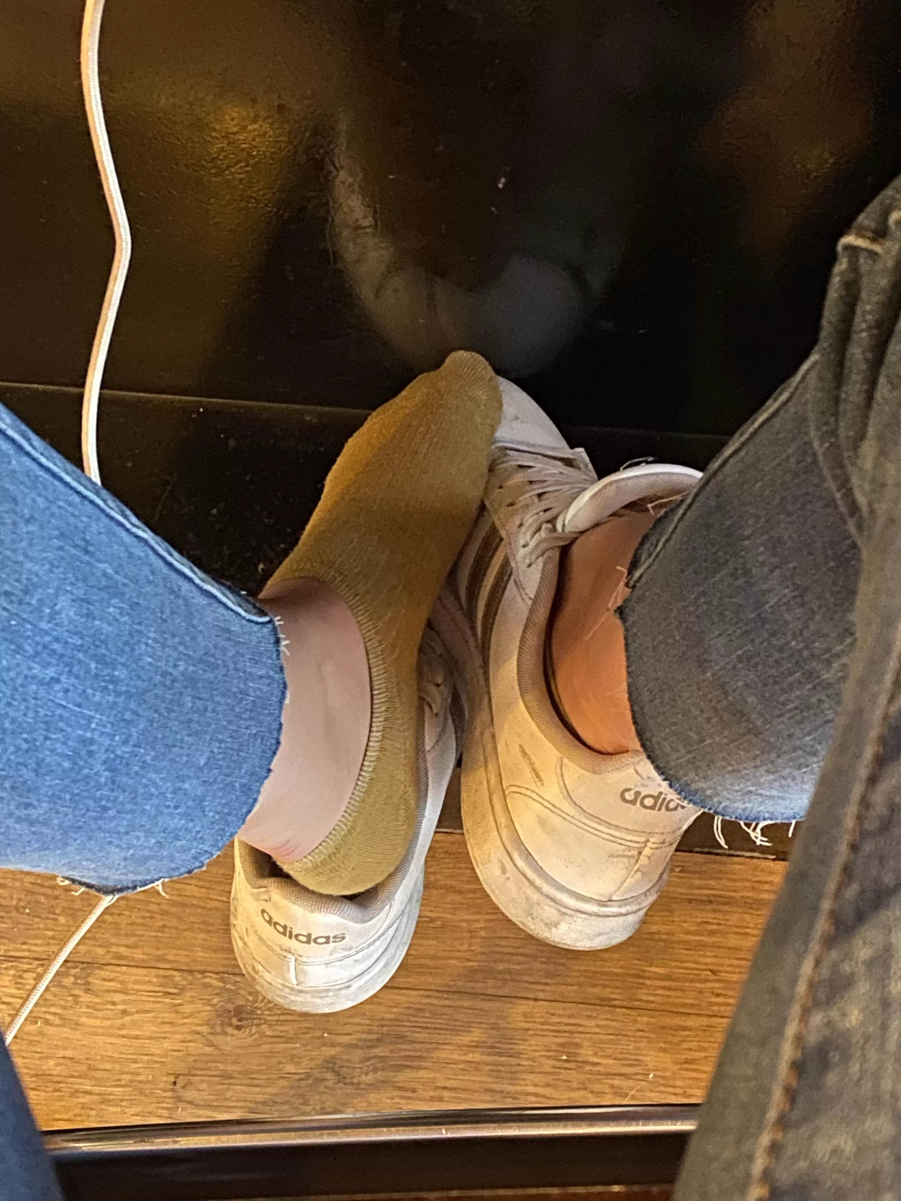 Bored at the airport, tell me a joke or buy me a drink 🥱🍺